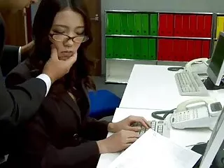 Միսոտ պոռնիկը տալիս է էրոտիկ մերսում